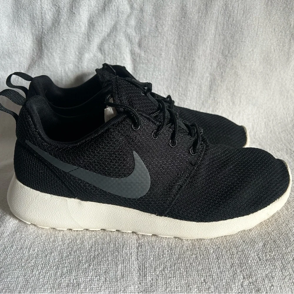 Nike Roshe One (Roshe Run) Sneakers Men’s 8.5 Black - Picture 3 of 8